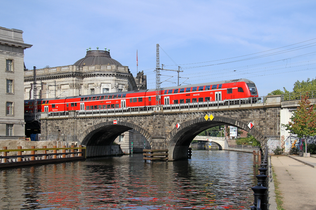 Ein RE geschoben von 182 004-2 in Berlin-Hackescher Markt vom Ufer des James-Simon-Park am 18,08,12