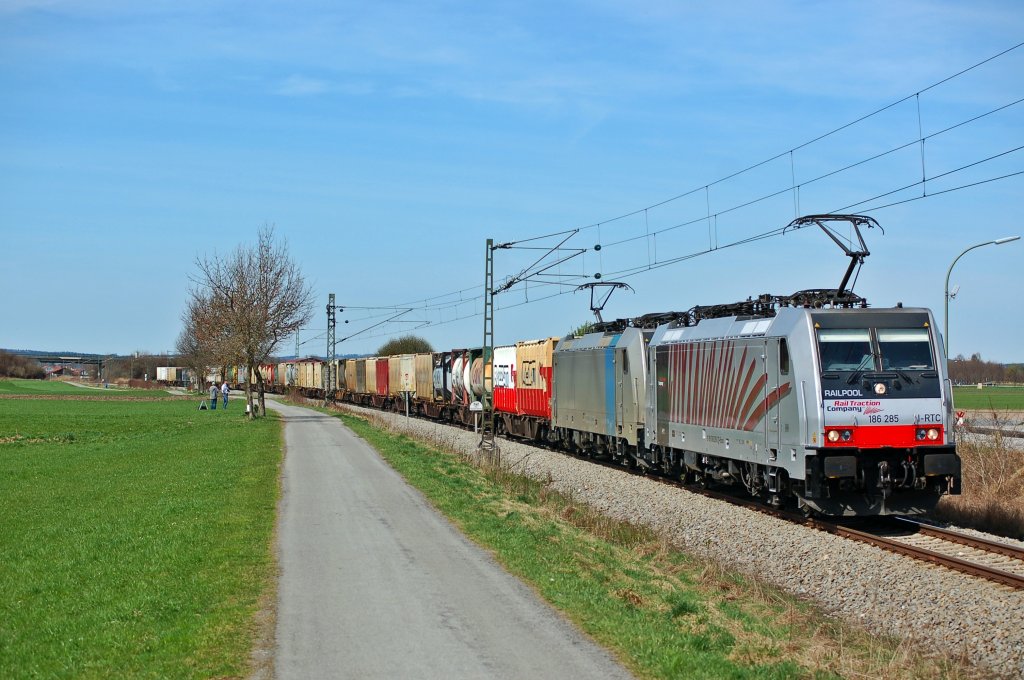 Ein weiters Railpool Zebra ist bei Lokomotion unterwegs.
Am 03.04.2011 konnte in Bad Aibling die 186 285 festgehalten werden.