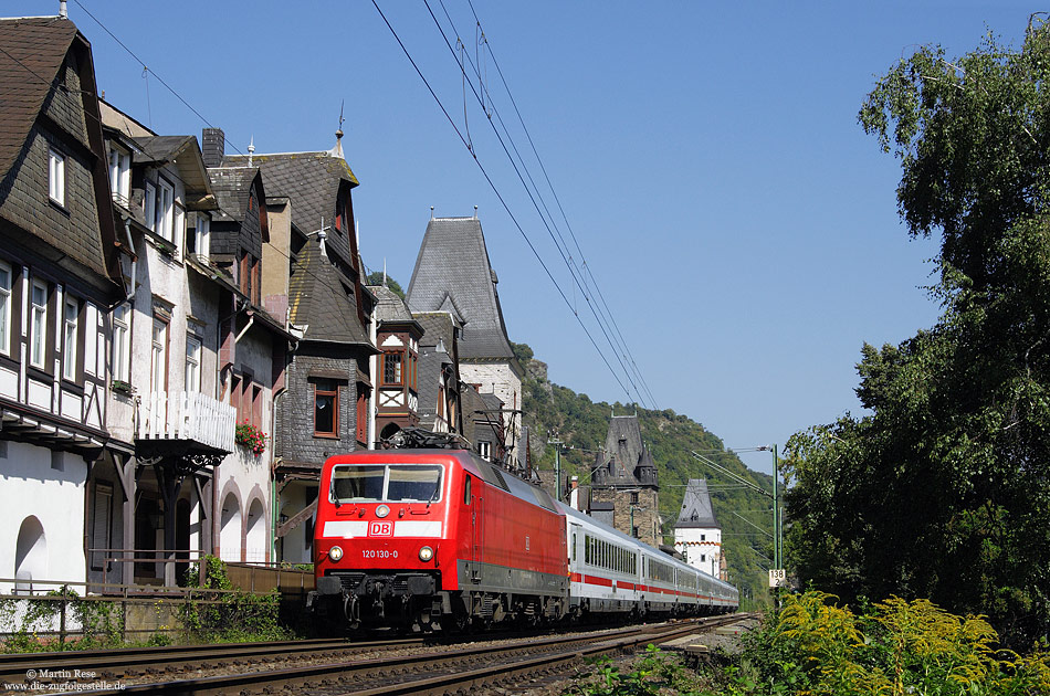 Ein weithin bekanntes Motiv im Rheintal stellt die H�userzeile in Bacharach dar. Hier f�hrt die 120 130 mit dem IC2015 aus Emden nach Stuttgart. 19.8.2009
