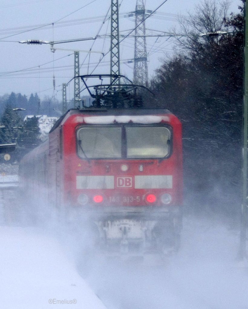 Eine 143 durcheilt Wiesbaden Ost. Es fiel zwar kein Neuschnee mehr aber der Pulverschnee im Gleisbett wurde sch�n aufgewirbelt.

Patrick E.