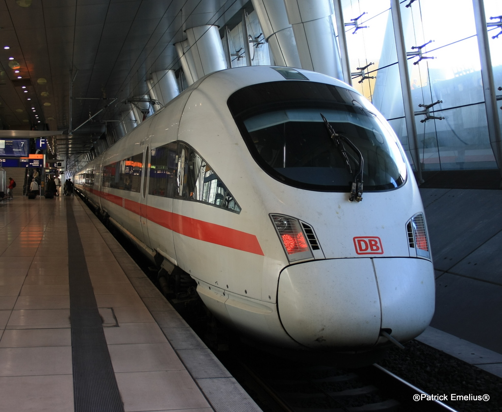 Eine ICE411-T doppeltraktion im Frankfurter Flughafen Fernbahnhof. Am 01.04.2010