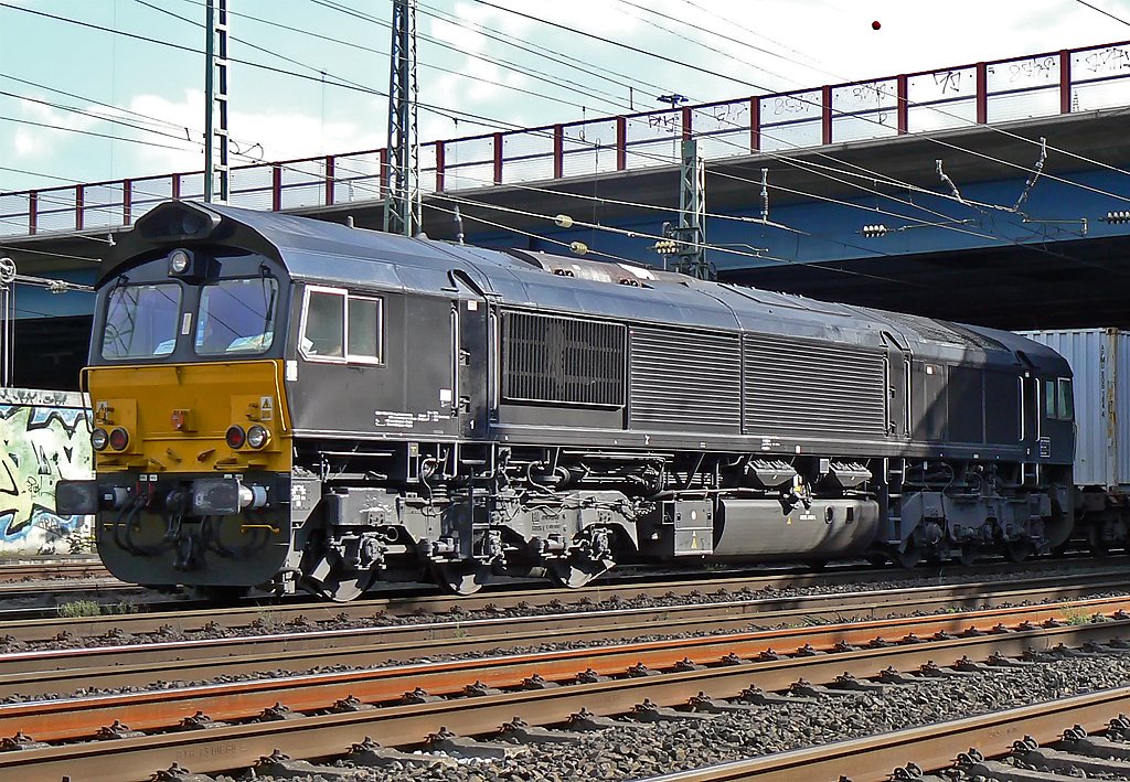 eine schwarze MRCE Class 66 verl�sst den Gbf. K�ln Eifeltor im Aug 09)
