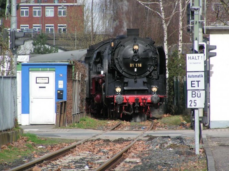Einer meiner erssten Bilder. Die HEF01 118 sonnt sich gerade vor dem rechts von Ihr liegendem BW und wartet das der B� schliesst. Hier im Frankfurter Osten.

Patrick E.