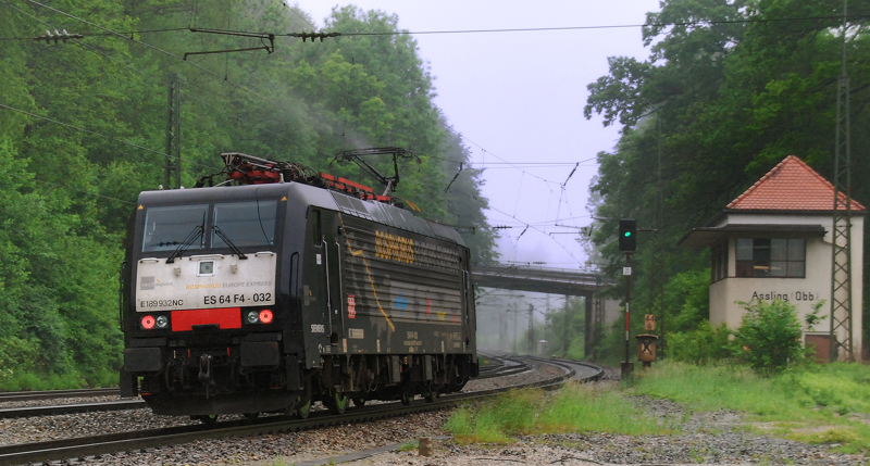 ES 64 F4-032, Bosphorus Express, aufgenommen bei der Ausfahrt aus A�ling Richtung Norden (M�nchen), am 02.06.10.