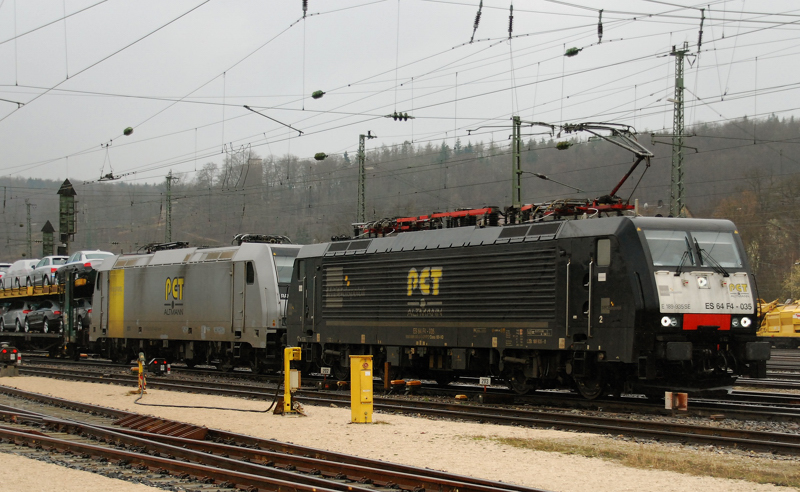 ES 64 F4-035 + 185 581-4, aufgenommen am 31.03.11, bei der Durchfahrt durch Treuchtlingen.