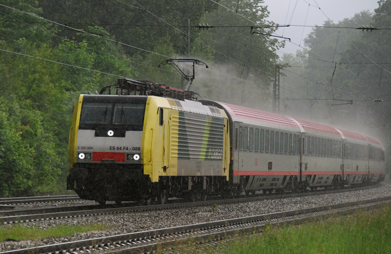 ES 64 F4-088, in EC-Diensten, aufgenommen am 31.05.10, bei der Durchfahrt durch A�ling.