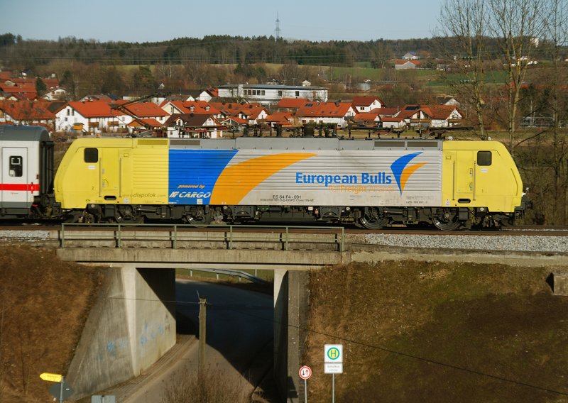 ES 64 F4-091, European Bulls, im EC-Verkehr! Aufgenommen am 27.02.10, kurz nach A�ling, Strecke M�nchen-Rosenheim.