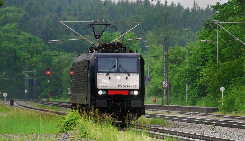 ES 64 F4-097, aufgenommen am 31.05.10, bei einer Solodurchfahrt durch A�ling.