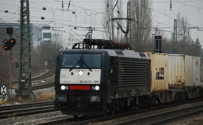 ES 64 F4-097, aufgenommen am 23.01.10, bei der Durchfahrt durch den Heimeranplatz.