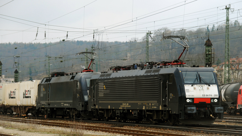 ES 64 F4-280 + ES 64 U2-033, aufgenommen am 19.03.11, bei der Durchfahrt durch Treuchtlingen.