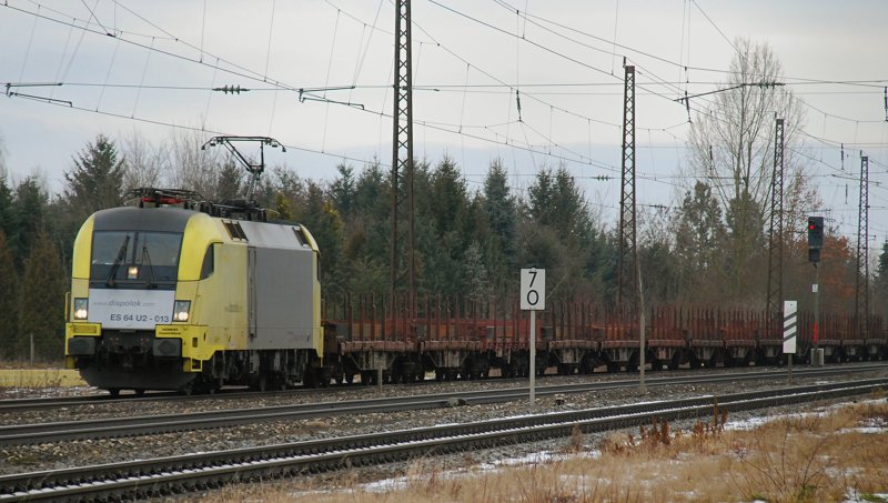 ES 64 U2-013, aufgenommen vor einem Stahlzug am 18.01.10, bei der Durchfahrt durch Gersthofen, Strecke Donauw�rth-Augsburg.
