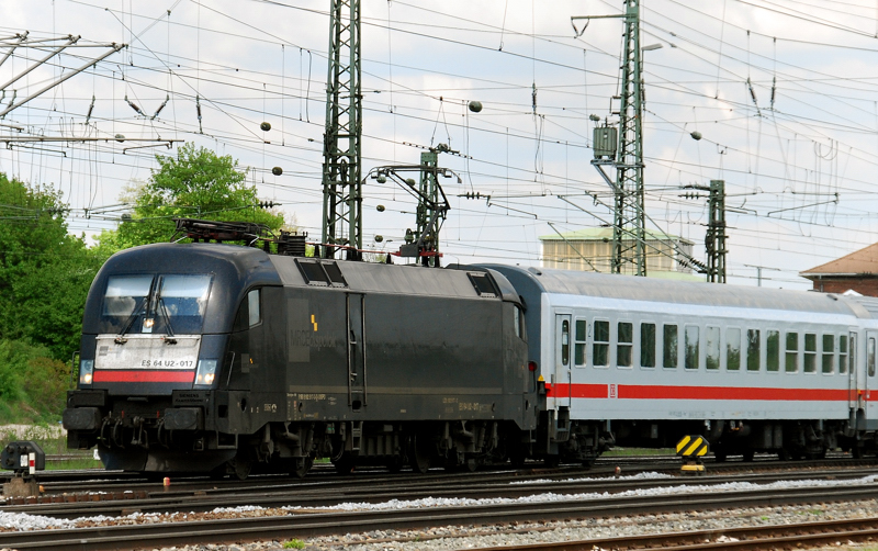 ES 64 U2-017, aufgenommen am 30.04.11, bei der Durchfahrt durch Treuchtlingen.