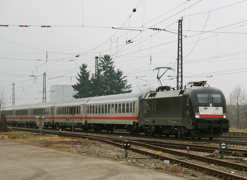 ES 64 U2-036, aufgenommen am 28.02.11, bei der Durchfahrt durch Gersthofen.