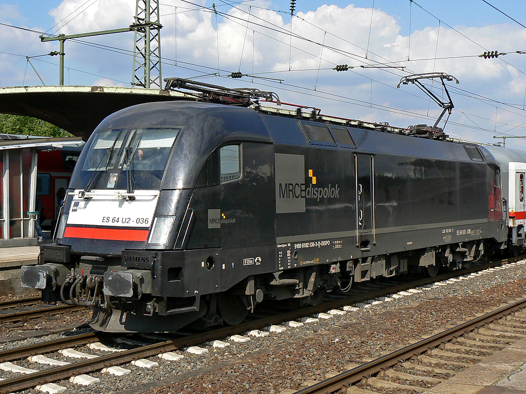 ES 64 U2-036 mit dem IC1800 nach Hamburg in K�ln/Messe Deutz am 16.05.2010