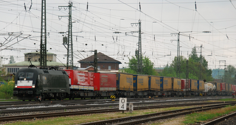 ES 64 U2-037, aufgenommen bei der Einfahrt in den Bahnhof Treuchtlingen, am 03.05.11.