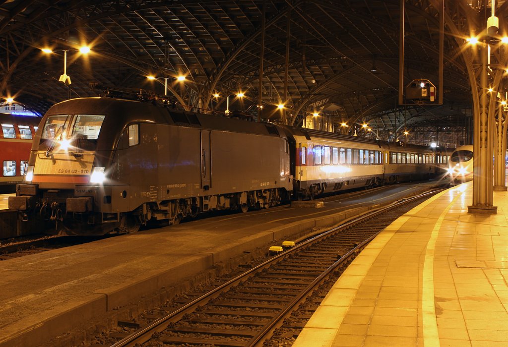 ES 64 U2-070 am EC7 in K�ln Hbf. am 29.10.2011