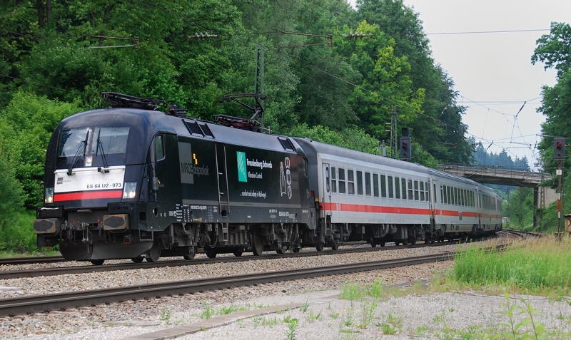 ES 64 U2-073, aufgenommen am 11.06.11, bei der Einfahrt in A�ling.
