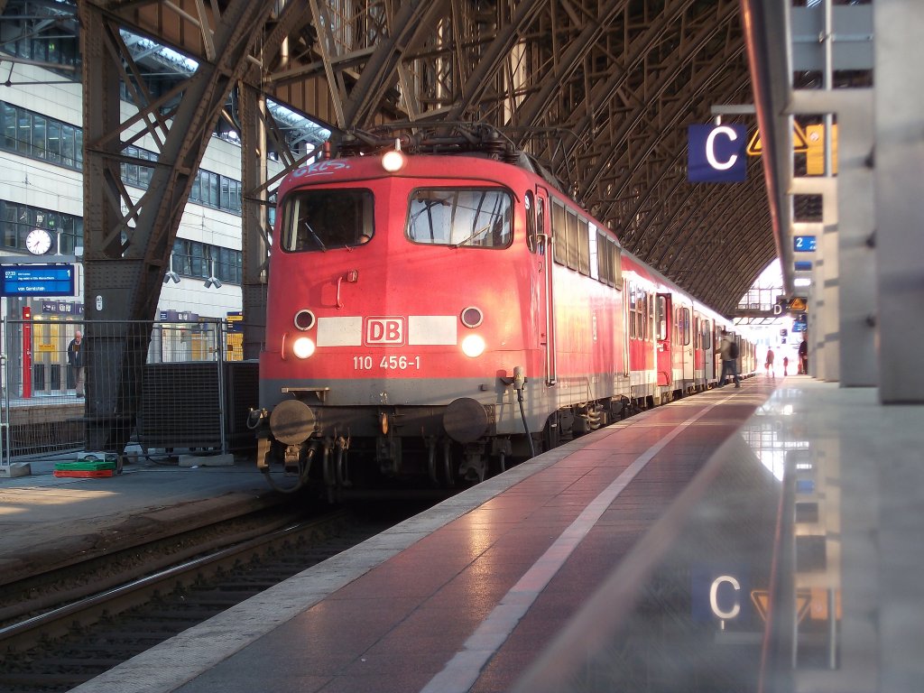 Fast ist es geschafft.110 456 hat mit dem re 11373 aus aachen hbf k�ln hbf erreicht und wird in k�rze dem zielbahnhof k�ln deutz entgegen streben.