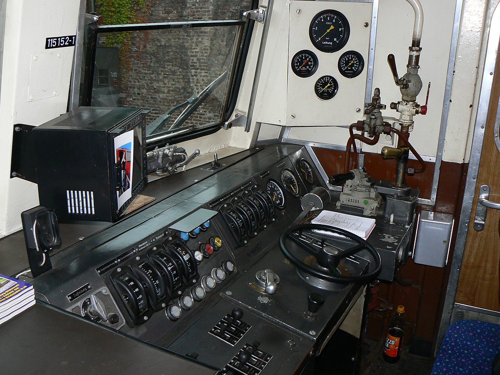 F�hrerstand der 115 152-1 beim BW Fest in K�ln Nippes am 15.08.2010