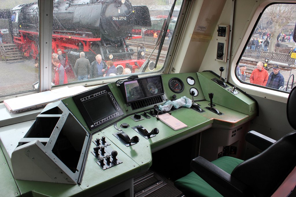 F�hrerstand der 120 005-4 in Bochum Dahlhausen am 14.04.2012