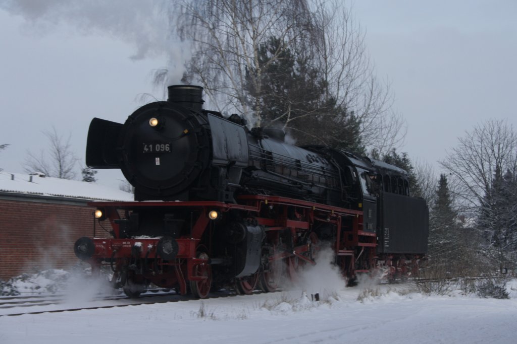  Gl�hweinfahrt  durchgef�hrt von 41 096 am 19.12.2010 . Die Rundfahrt f�hrte zwei Mal von Braunschweig aus �ber Wolfsburg nach Gifhorn und wieder zur�ck nach Braunschweig. Hier im Bahnhof Gifhorn Stadt.