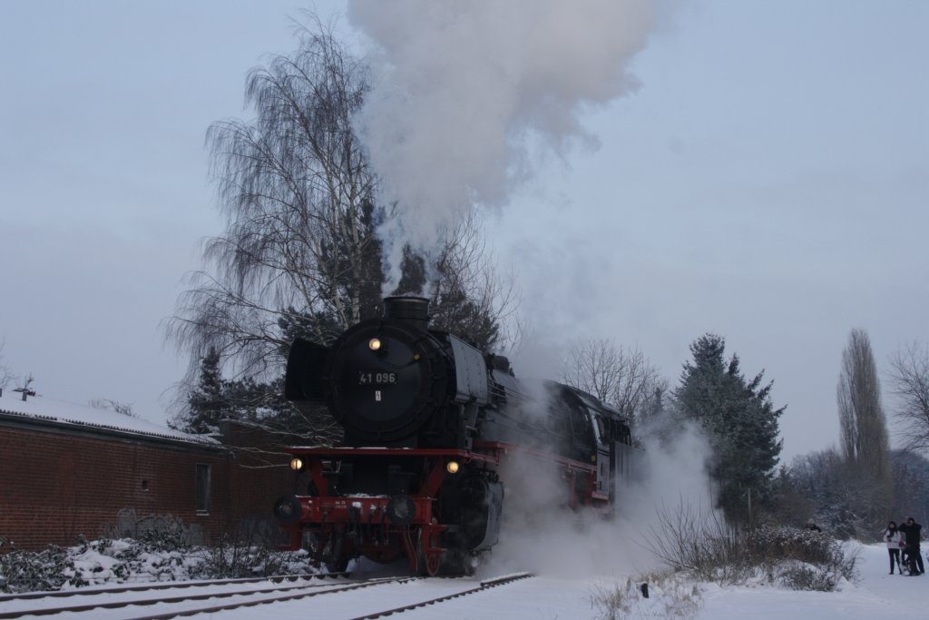  Gl�hweinfahrt  durchgef�hrt von 41 096 am 19.12.2010 . Die Rundfahrt f�hrte zwei Mal von Braunschweig aus �ber Wolfsburg nach Gifhorn und wieder zur�ck nach Braunschweig. Hier im Bahnhof Gifhorn Stadt.