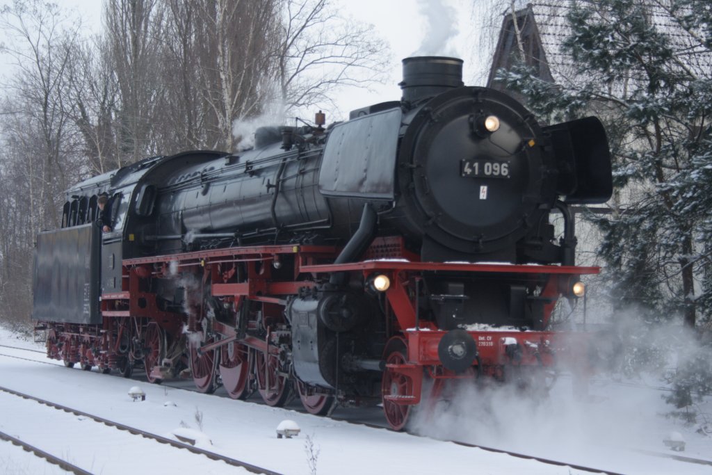  Gl�hweinfahrt  durchgef�hrt von 41 096 am 19.12.2010 . Die Rundfahrt f�hrte zwei Mal von Braunschweig aus �ber Wolfsburg nach Gifhorn und wieder zur�ck nach Braunschweig. Hier im Bahnhof Gifhorn Stadt.
