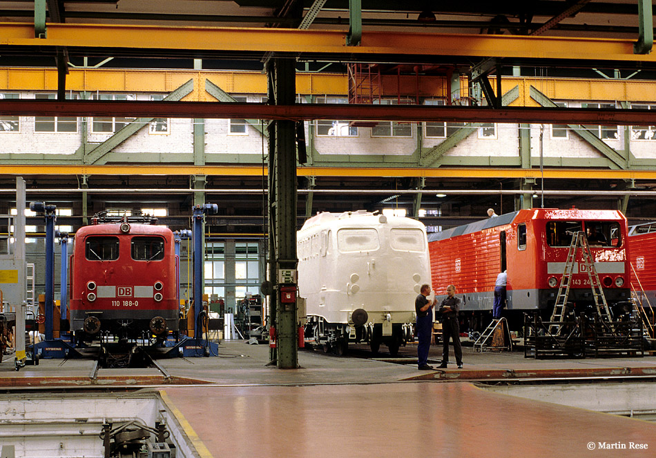 Neben der 110 188 befanden sich am 5.10.2000 im Aw Dessau auch die 110 321 und 143 247 in Arbeit ...