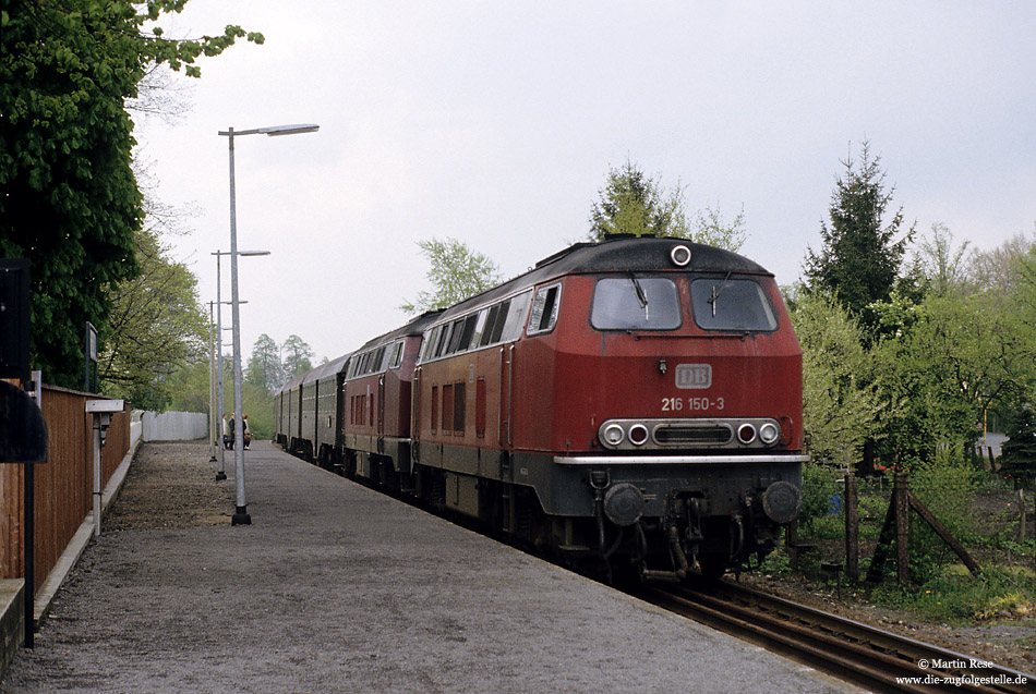 Nur wenige Z�ge halten am Haltepunkt Ausbesserungswerk Paderborn. Zu diesen Z�gen geh�rte der N7666 (Paderborn - Bielefeld), welcher am 4.5.1983 mit der 216 150 und 060 bespannt war. Dieser Zug wurde planm��ig mit zwei Lokomotiven der Baureihe 216 bespannt. Zum Sommerfahrplan 1983 wurde dieser Zug wegrationalisiert - die beiden Lokomotiven fuhren dann Lz nach Bielefeld!