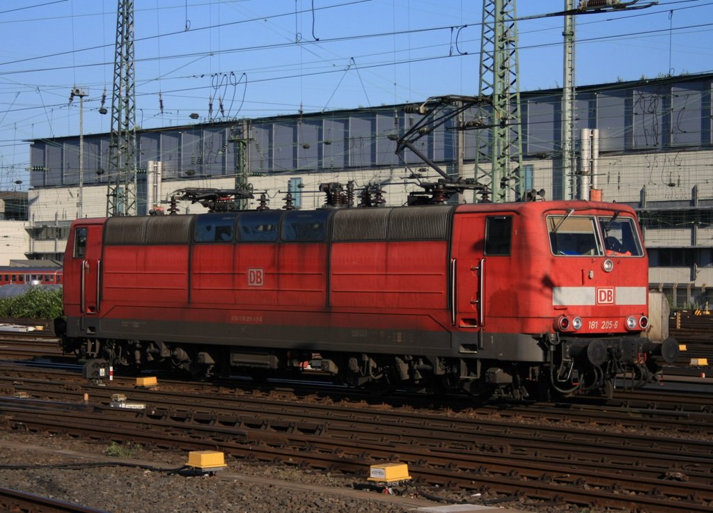 Pl�tzlich kam wie ein Insekten Sturm gleich drei 181er rangierend im Bereich Frankfurter Hauptbahnhof. Am 04.06.2010 war es die 181 205-8 und ...