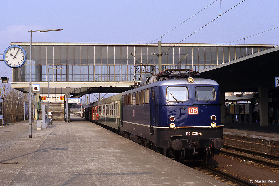 Roter  DB-Keks  auf blauer Lok sieht, vorsichtig ausgedr�ckt, gew�hnungsbed�rftig aus. So verunstaltet wartet die Stuttgarter 110 228 mit dem RE3039 nach Stuttgart in Heidelberg Hbf auf den Abfahrauftrag. 13.3.1996