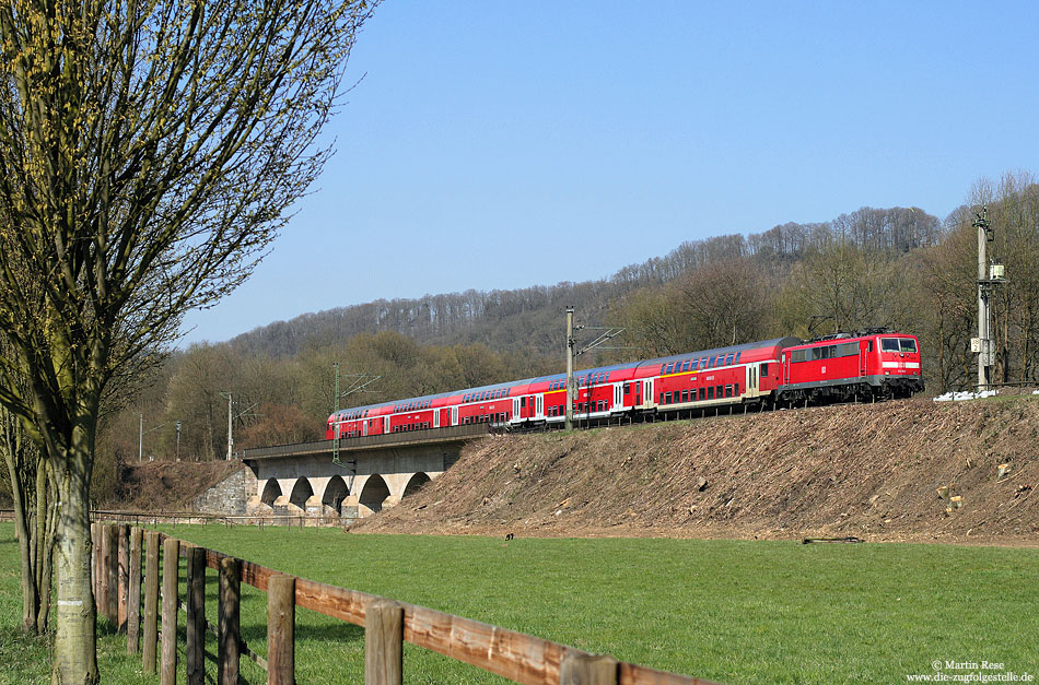 Seit Dezember 2010 soll die Baureihe 442 auch auf der Siegstrecke zum Einsatz kommen. Da diese Baureihe bekanntlich noch immer keine Zulassung hat, kommen hier nach wie vor Ersatzz�ge zum Einsatz. Am 28.3.2011 wurde einer dieser Ersatzz�ge, der mit der 111 012 bespannte RE10913 nahe Merten fotografiert.