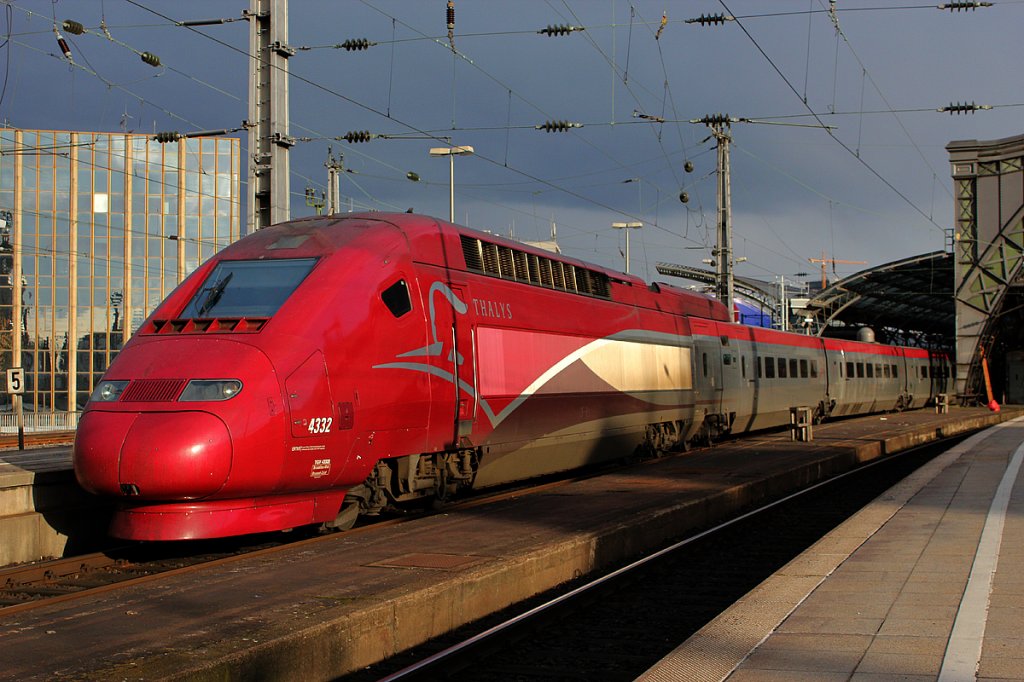 Thaly´s 4332 in der Abendsonne in K�ln Hbf am 07.04.2012