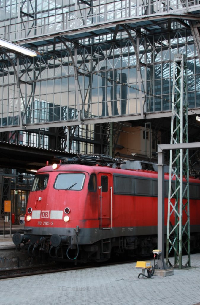 Und auch der Verst�rker nach Koblen Hbf �ber Mainz und Bingen. Es sind zum gl�ck 110er des BW Trier. Hier 110 295-3.

Patrick E.