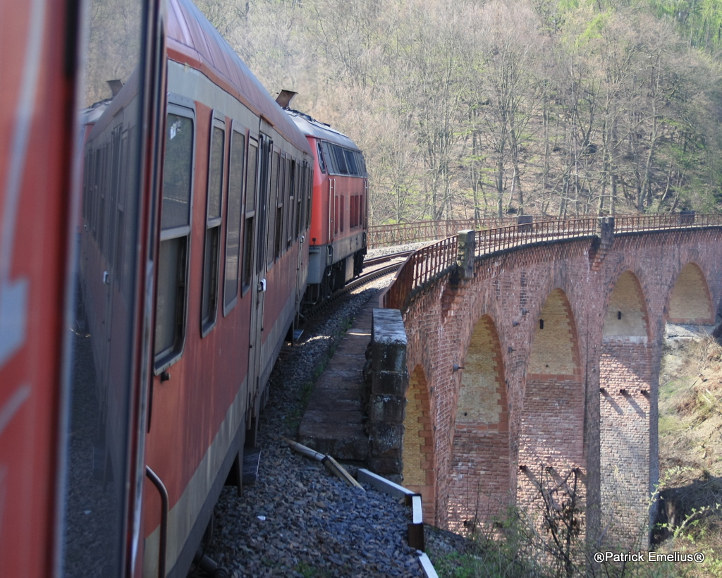 Und nochmal ein Blick aus dem ersten Wagen auf die Talw�rts schiebende 218 414 am 20.04.2010 aus dem RE