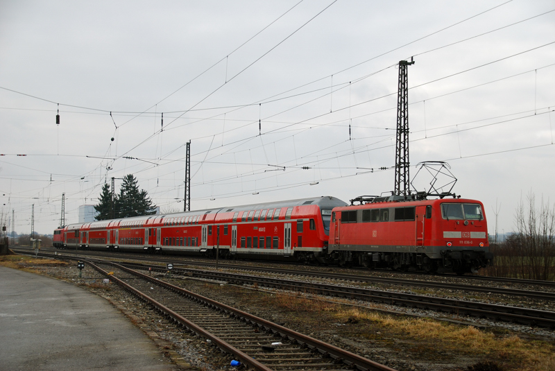 Wieder mal Steuerwagenprobleme auf der Strecke Donauw�rth-Augsburg am 27.02.11. 111 036-0 + 111 035-2 aufgenommen bei der Durchfahrt durch Gersthofen.