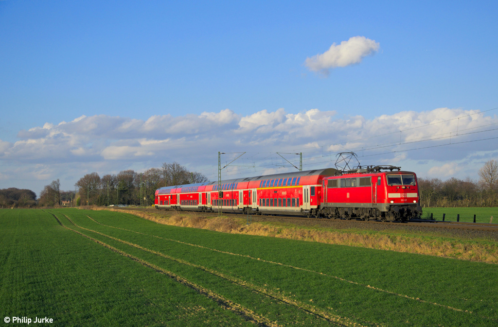 111 117-8 mit dem RE 10726 (Krefeld Hbf - Münster(Westf)Hbf) am 16.02.2014 bei Bösinghoven.
