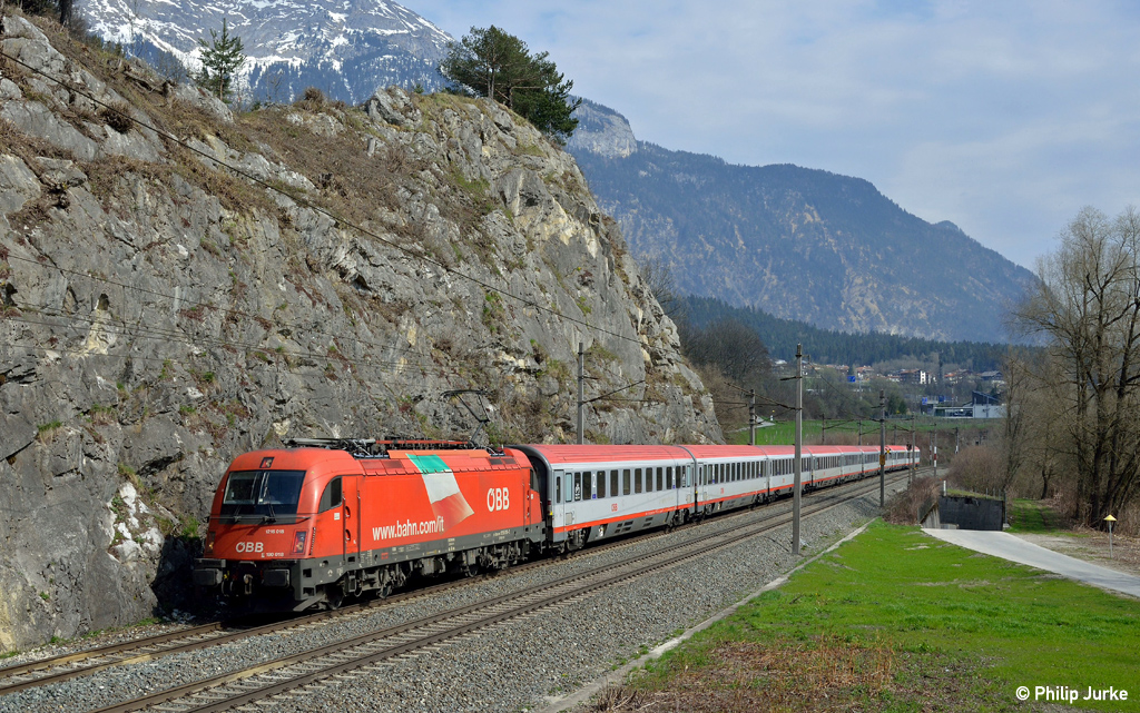 1216 018-2 mit dem EC 85 (München Hbf - Bologna Centrale) am 11.04.2015 bei Jenbach.
