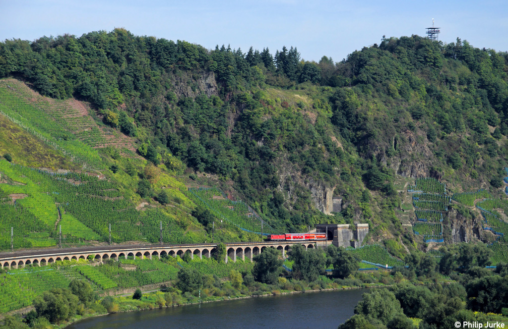 143 568-4 mit dem RE 12012 von Koblenz nach Saarbr�cken am 03.10.2013 kurz nach der Durchquerung des Prinzenkopftunnels.
