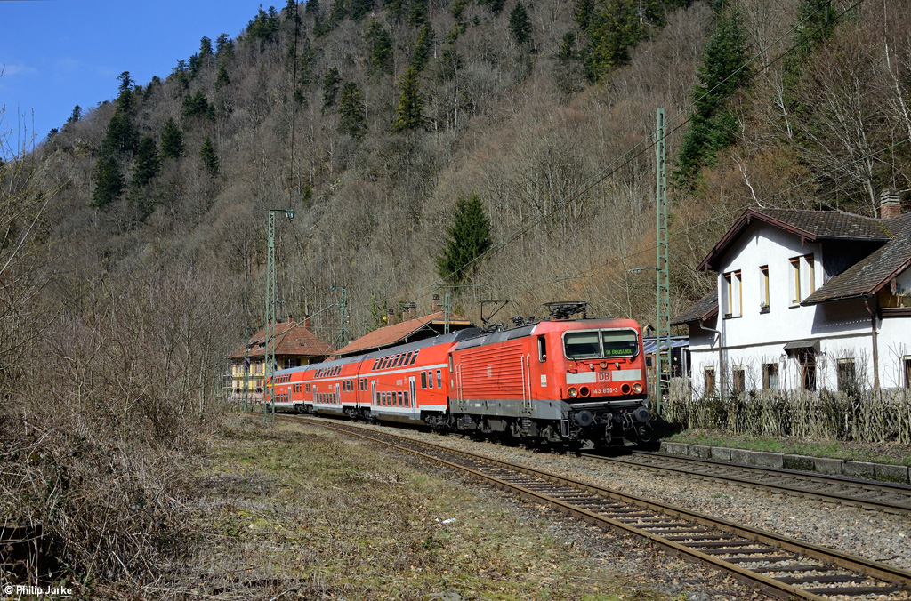 143 856-3 mit der RB 17217 (Freiburg(Breisgau)Hbf - Neustadt(Schwarzw.)) am 26.03.2016 in Hirschsprung.
