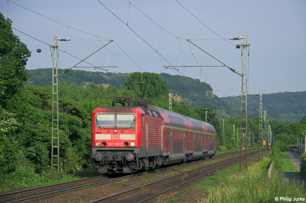 143 956-7 mit der RB 12528 (Koblenz Hbf - Mönchengladbach Hbf) am 21.05.2014 bei Bonn-Limperich.
