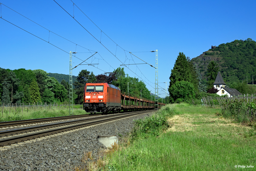 185 279-7 mit einem Autoleerzug am 27.05.2017 bei Leutesdorf.
