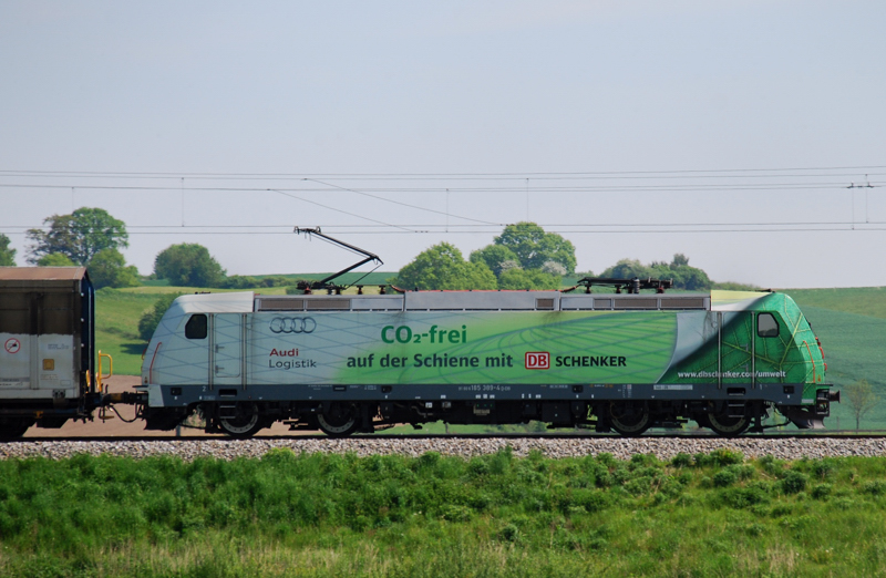 185 389-4, aufgenommen am 05.05.14, kurz vor Burgau.