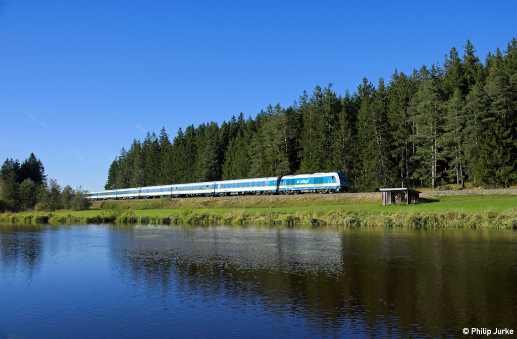 223 067-0 mit dem ALX 84151 (Lindau Hbf - M�nchen Hbf) und dem ALX 84171 (Oberstdorf - M�nchen Hbf) am 19.10.2013 bei Ruderatshofen.
