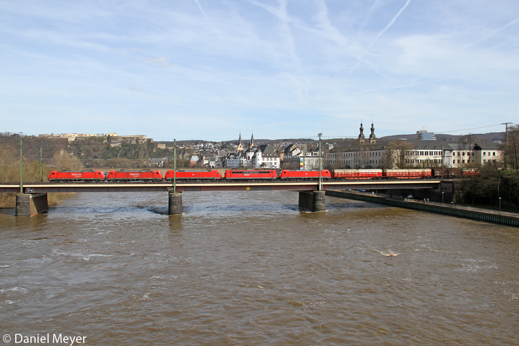 Die 185 285-4 mit 185 301-9 , 152 020-4 , 151 074-2 und 185 353-0 auf der Moselbr�cke in Koblenz am 14,04,13