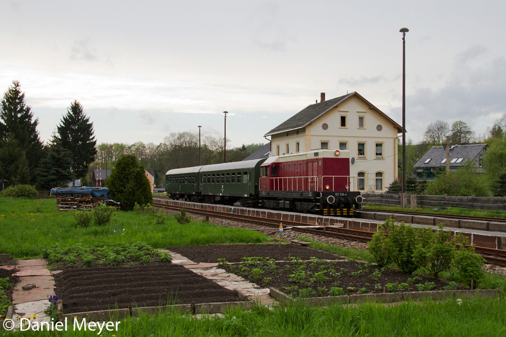 Die Railsystems 107 018-4 ( V75 018 ) mit einem Sonderzug von Schwarzenberg (Erzg.) nach Annaberg-Buchholz in Markersbach am 10.05.2013