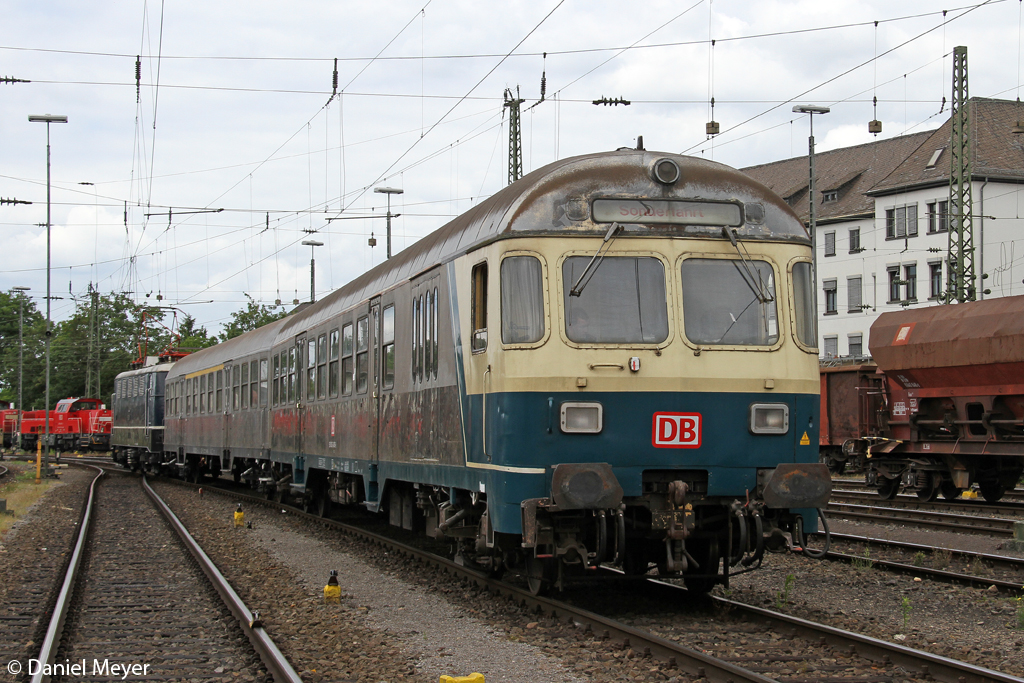 Eine kleine Regionalbahn geschoben von der E41 001 bei der Zugparade im DB Museum Koblenz L�tzel am 14.06.2014