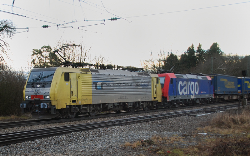 ES 64 F4-002, Rail Traction Company + 482 045-2, aufgenommen am 16.01.14, in A�ling.
