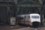 Ein 402 kommt mit offener Bugklappe am 28.02.2011 �ber die Hohenzollern Br�cke