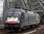 ES 64 U2-026 mit dem IC 2046 aus Hannover kommend bei der Einfahrt in K�ln Hbf.